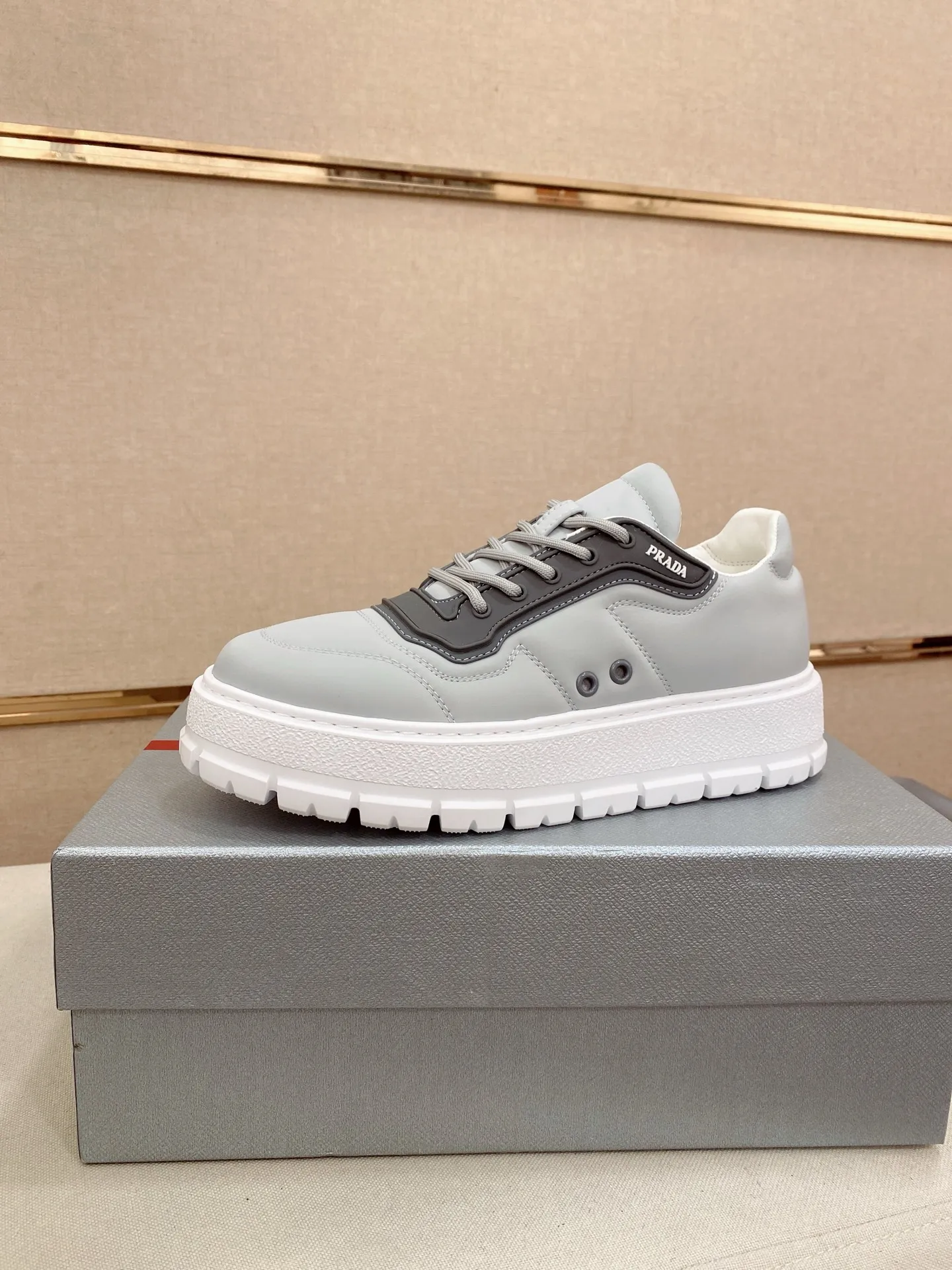 Factory price 580💰 ✔️✔️✔️High version High-quality new PRADA counters are on the market simultaneously, new men's shoes, 😘fabrics imported technological waterproof fabrics, made by pure handicrafts. Lining: Full cowhide lining. 👍🏿 High-end ☄️ air-cushion molded anti-slip rubber outsole, exquisite lines, simple and elegant, comfortable and high-end for leisure travel. Code number: 38 to 45